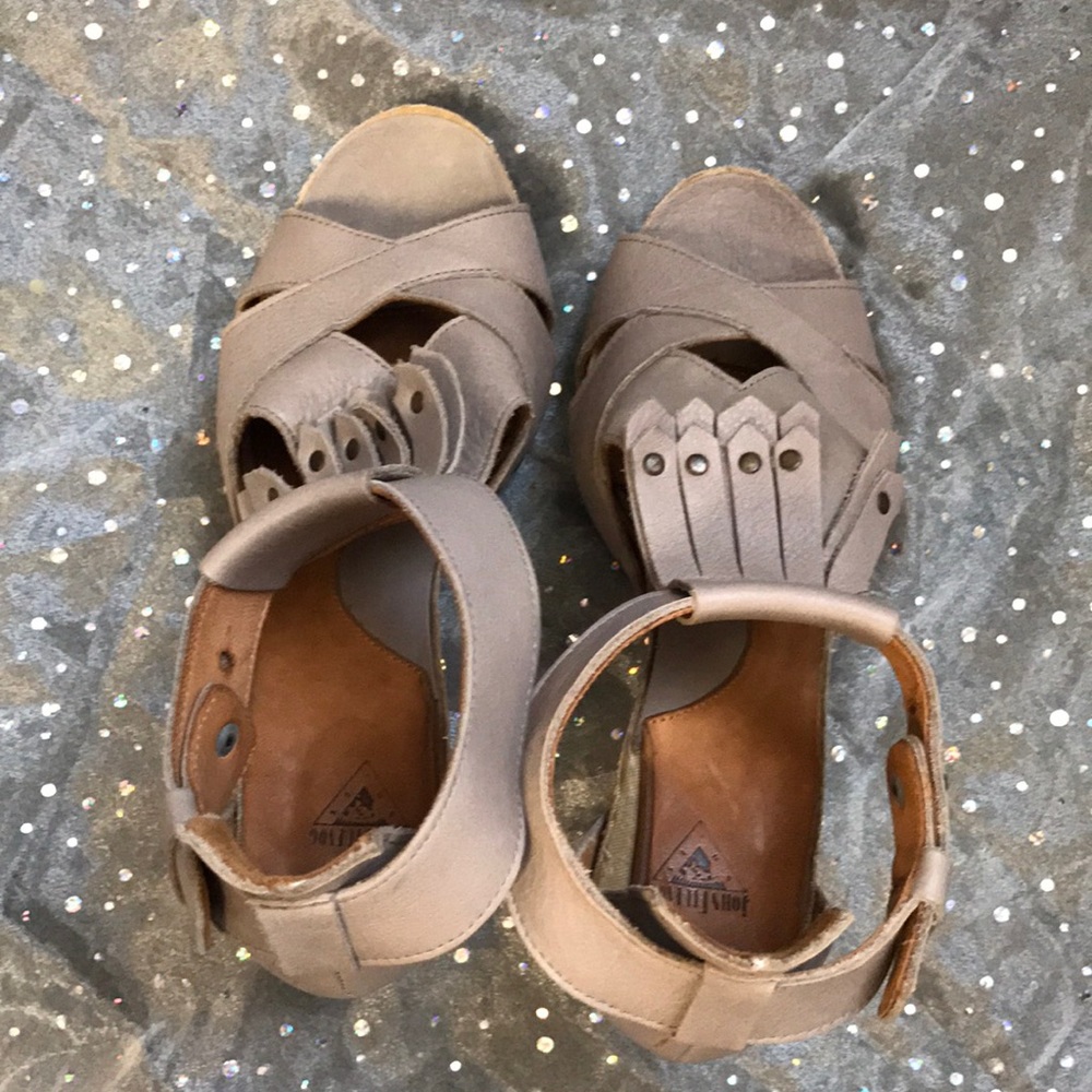 John Fluevog Goodall Grey/Sand leather sandals